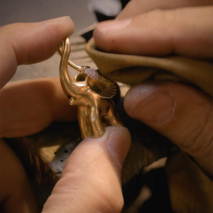 Elephant Anhänger 750 Gelbgold mit Brillanten