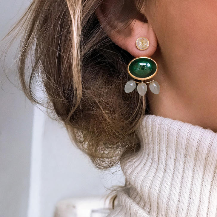 Lotus Ohrstecker 750 Gelbgold mit weißem Mondstein