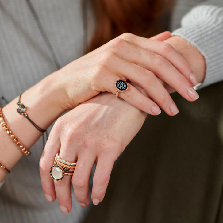 Sushi Ring 750 Roségold mit weißem Mondstein und schwarzen Saphiren