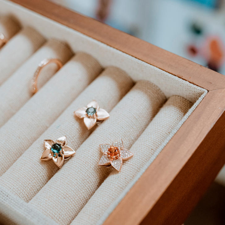 Poppy Brosche 750 Roségold mit orangem Saphir & Brillanten