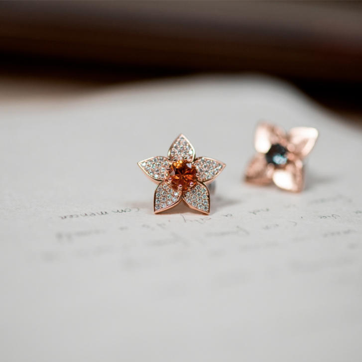 Poppy Brosche 750 Roségold mit orangem Saphir & Brillanten