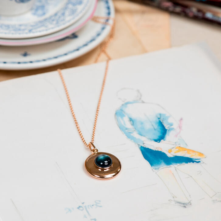 Bron Sushi Medaillon 750 Roségold mit London Blue Topas
