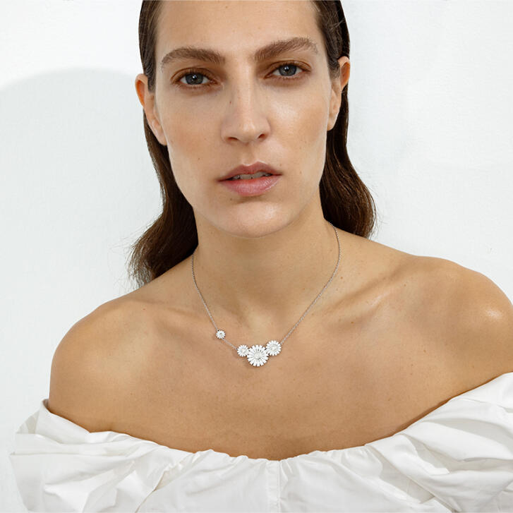 Daisy Anhänger mit 4 Blüten 925 Silber rhodiniert, weiß