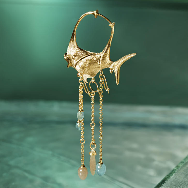 Young Fish Ohrring Einhänger 750 Gelbgold mit Aquamarin, Serpentin & Blush Mondstein