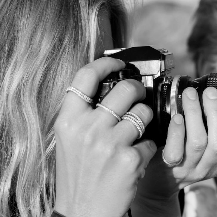 Love Band Ring gebogen 750 Weißgold mit Brillanten